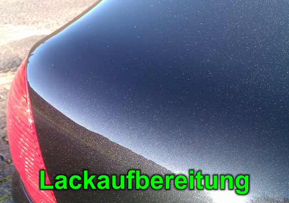 Lackaufbereitung ist eine Königsdisziplin der Aufbereitung. Hierbei wird der Lack von oberflächlichen leichten Kratzern befreit und „Hologramm frei“ dem Kunden übergeben.
<br>Je nach Verschleiß des Lackes werden bis zu vier Poliergänge angewendet um einen optimalen Glanz incl. Versiegelung zu erreichen.<br>Zeitaufwand nach Aufwand - Kostenaufwand ab 89,-€